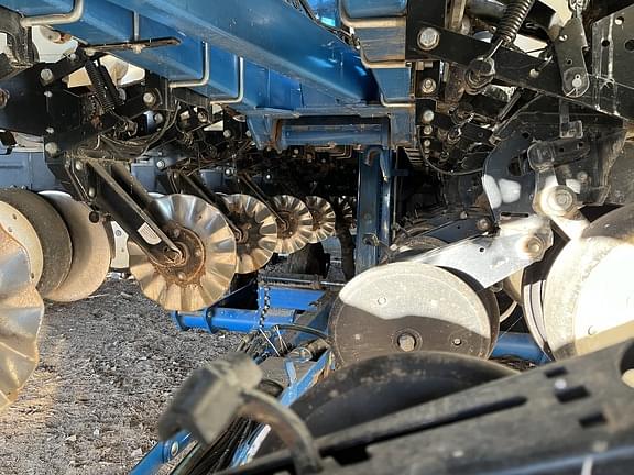 Image of Kinze 3660 equipment image 3