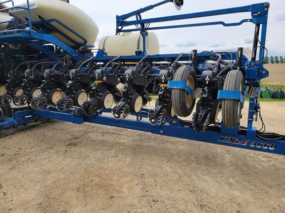 Image of Kinze 3660 equipment image 4