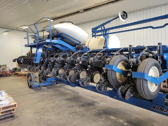 Image of Kinze 3660 equipment image 2