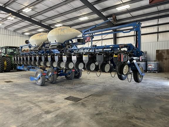 Image of Kinze 3660 equipment image 4