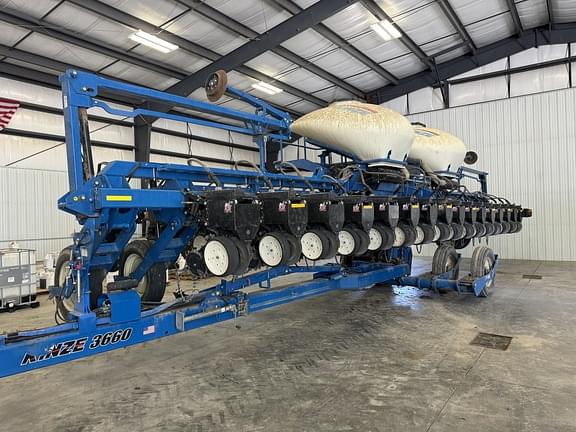 Image of Kinze 3660 equipment image 2