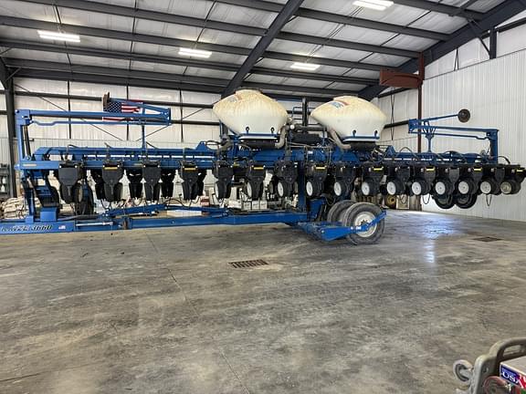 Image of Kinze 3660 equipment image 2