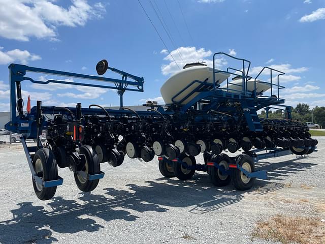 Image of Kinze 3660 equipment image 2