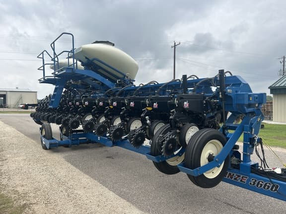 Image of Kinze 3660 equipment image 2