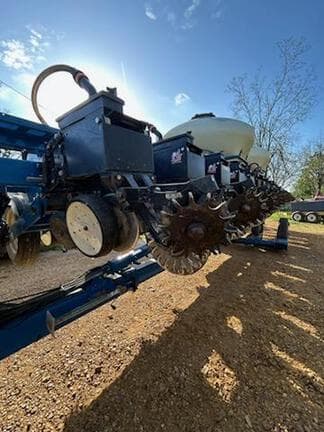 Image of Kinze 3660 equipment image 3