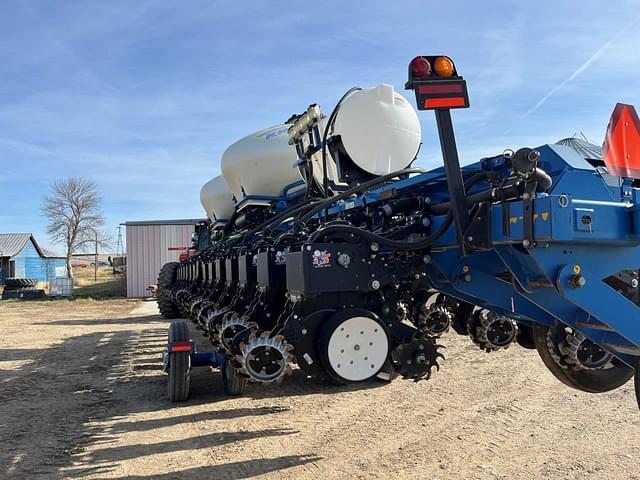 Image of Kinze 3660 equipment image 2