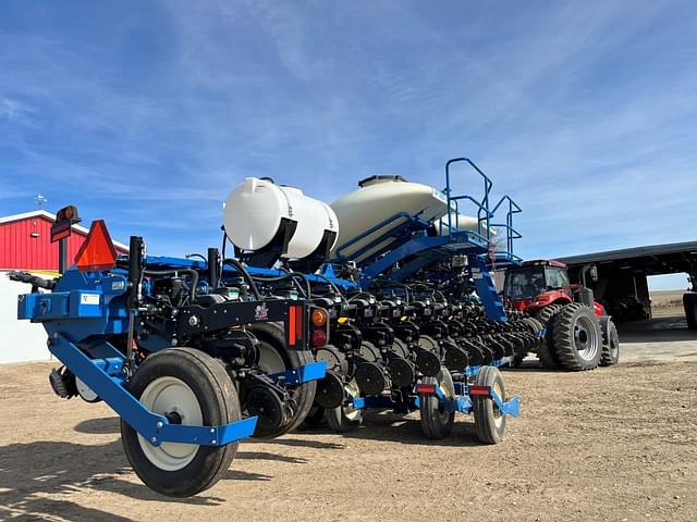 Image of Kinze 3660 equipment image 4