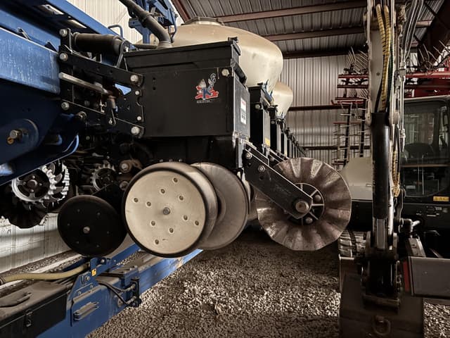 Image of Kinze 3660ASD equipment image 2