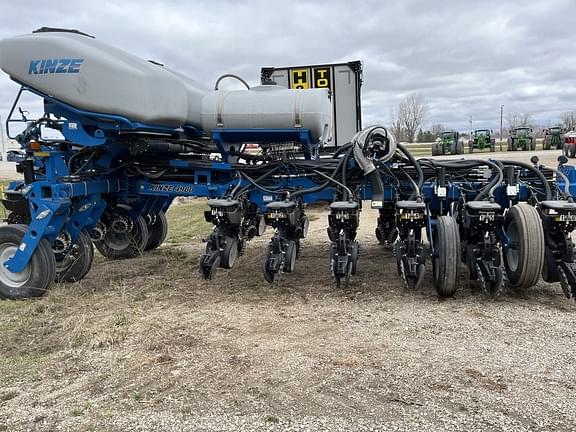 Image of Kinze 4900 equipment image 1