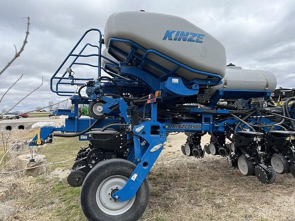 Image of Kinze 4900 equipment image 2