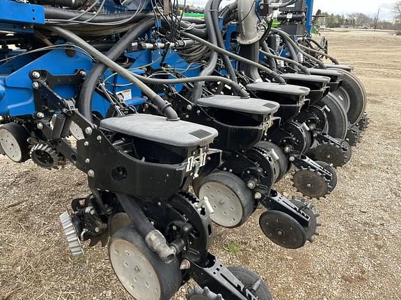 Image of Kinze 4900 equipment image 3