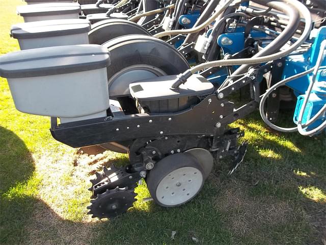 Image of Kinze 4900 equipment image 1