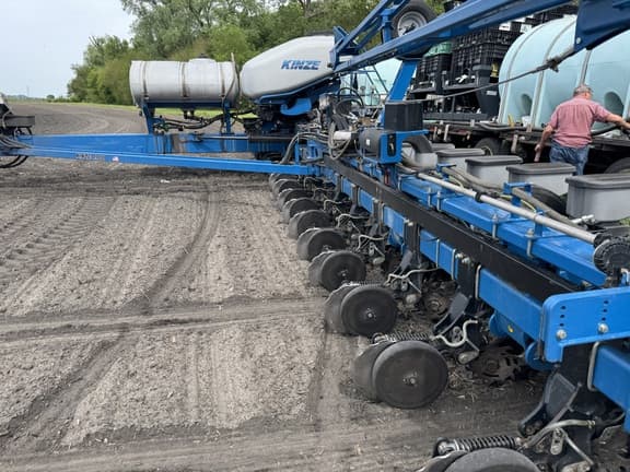 Image of Kinze 4900 equipment image 2