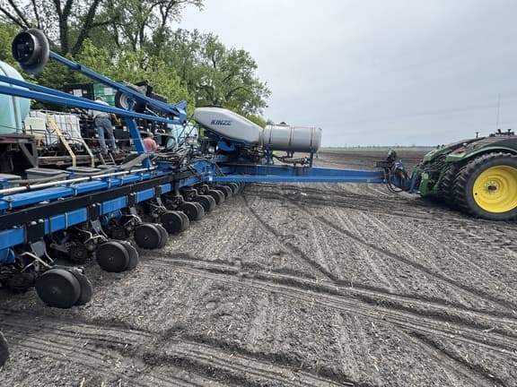 Image of Kinze 4900 equipment image 1