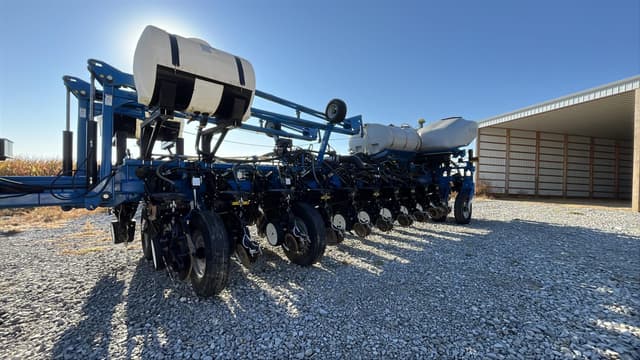 Image of Kinze 4900 equipment image 1