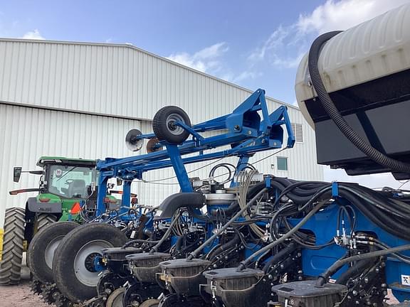 Image of Kinze 4900 equipment image 3