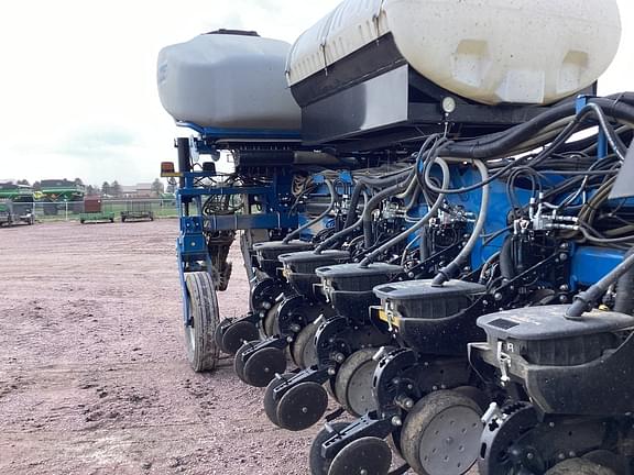 Image of Kinze 4900 equipment image 1