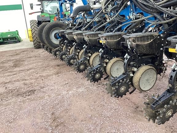 Image of Kinze 4900 equipment image 2