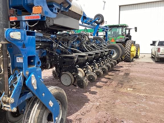 Image of Kinze 4900 equipment image 4
