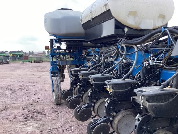 Image of Kinze 4900 equipment image 2