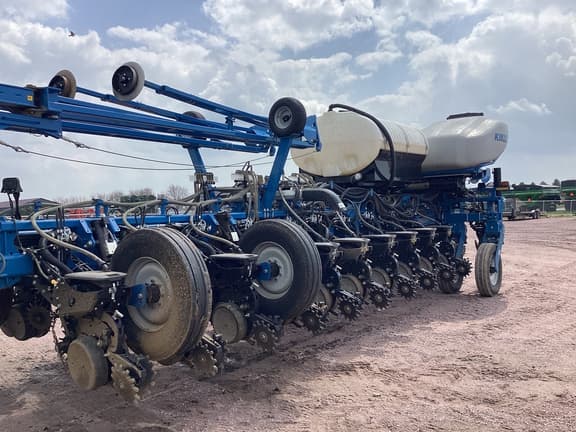 Image of Kinze 4900 equipment image 1