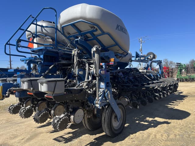 Image of Kinze 4900 equipment image 3