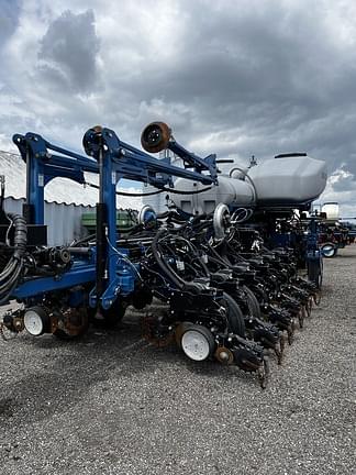 Image of Kinze 4900 equipment image 1