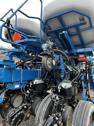 Image of Kinze 4900 equipment image 3