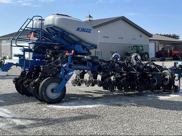 Image of Kinze 4900 equipment image 2