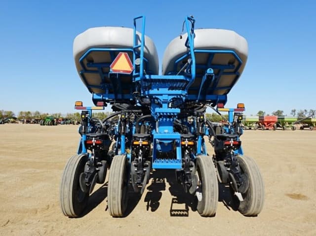 Image of Kinze 4900 equipment image 3