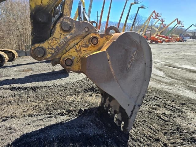 Image of Komatsu PC228USLC equipment image 2