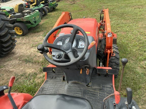 Image of Kubota B3300SU equipment image 4