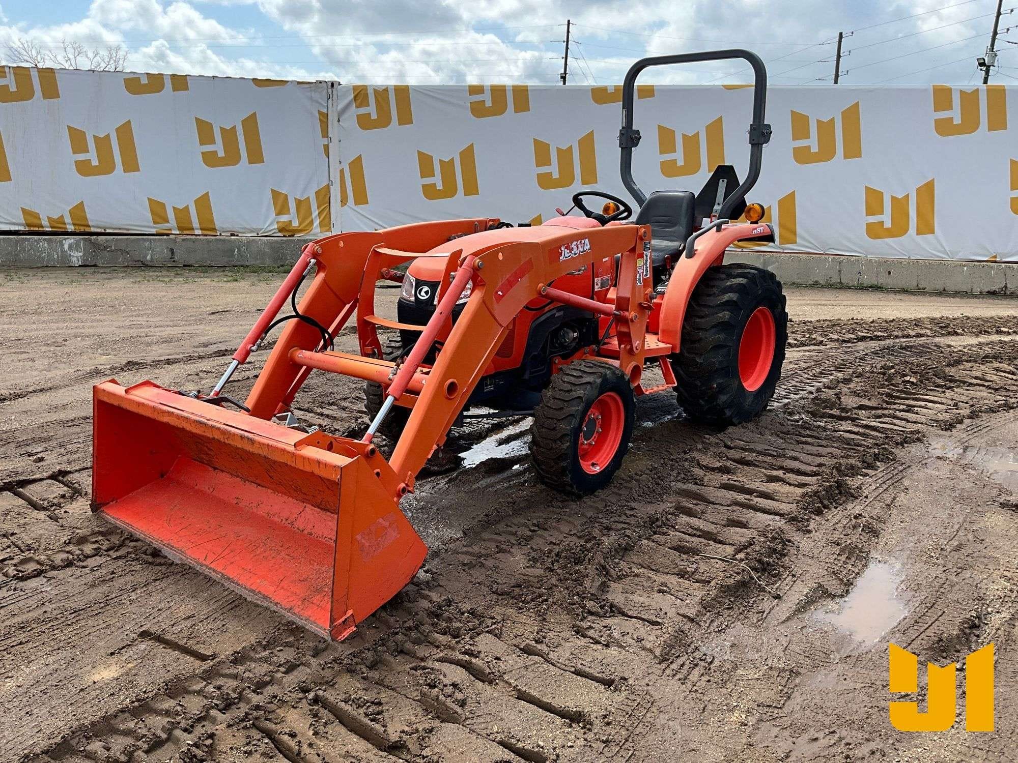 2014 Kubota L3200HST Equipment Image0