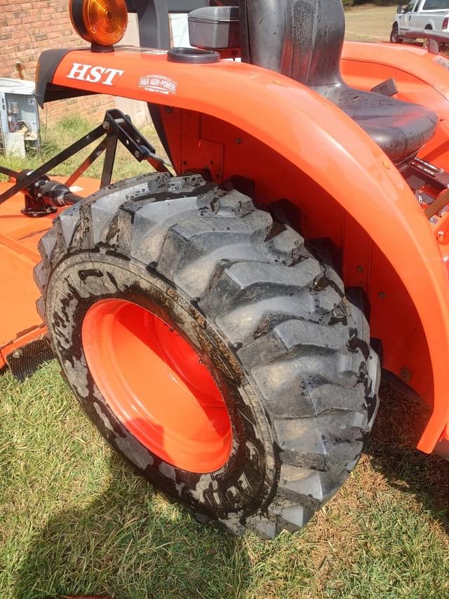 Image of Kubota L3301 equipment image 3