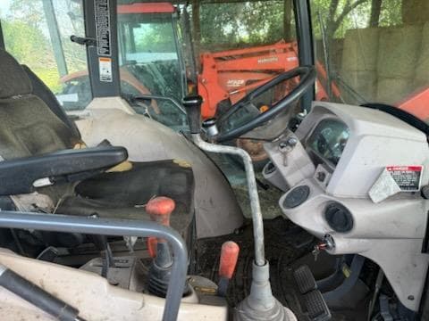 Image of Kubota M7040 equipment image 3