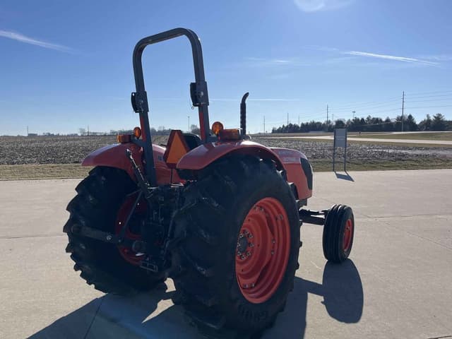 Image of Kubota M7040SUH equipment image 2