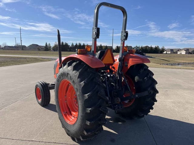 Image of Kubota M7040SUH equipment image 4