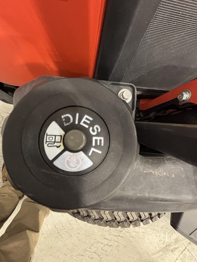 Image of Kubota ZD331 equipment image 2