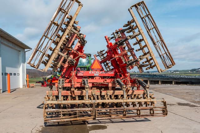 Image of Kuhn Krause Excelerator 8000 equipment image 3