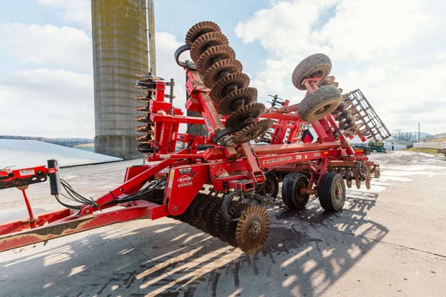 Image of Kuhn Krause Excelerator 8000 equipment image 1