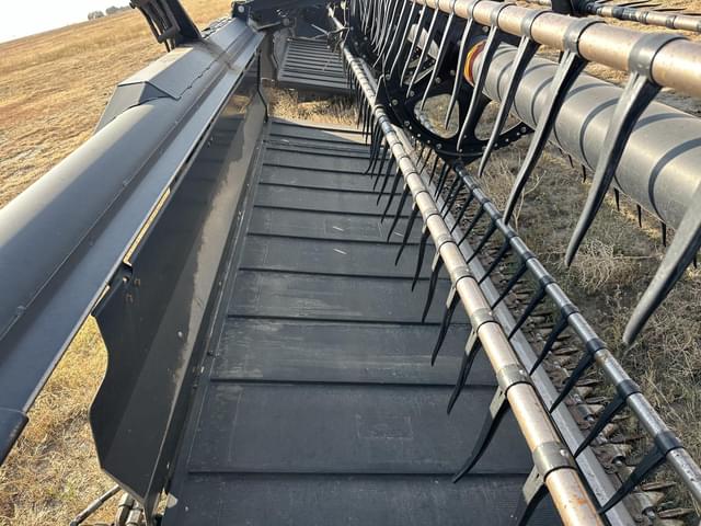 Image of MacDon D65-D equipment image 3