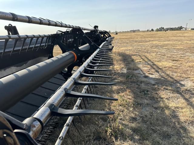 Image of MacDon D65-D equipment image 2