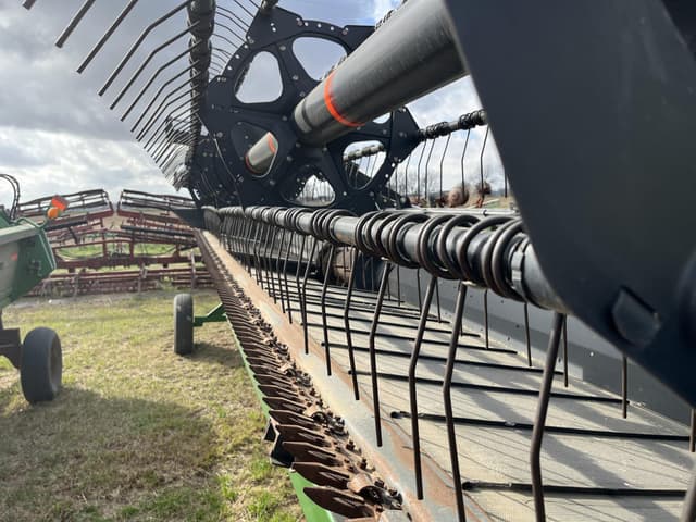 Image of MacDon D65-S equipment image 2