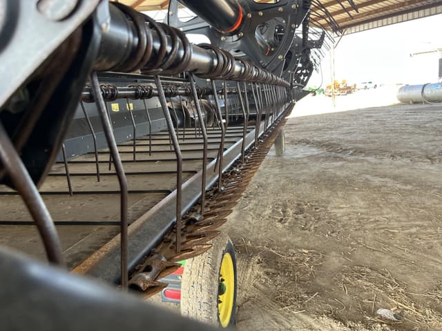 Image of MacDon D65 equipment image 4