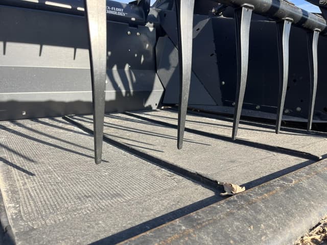 Image of MacDon FD75 equipment image 1