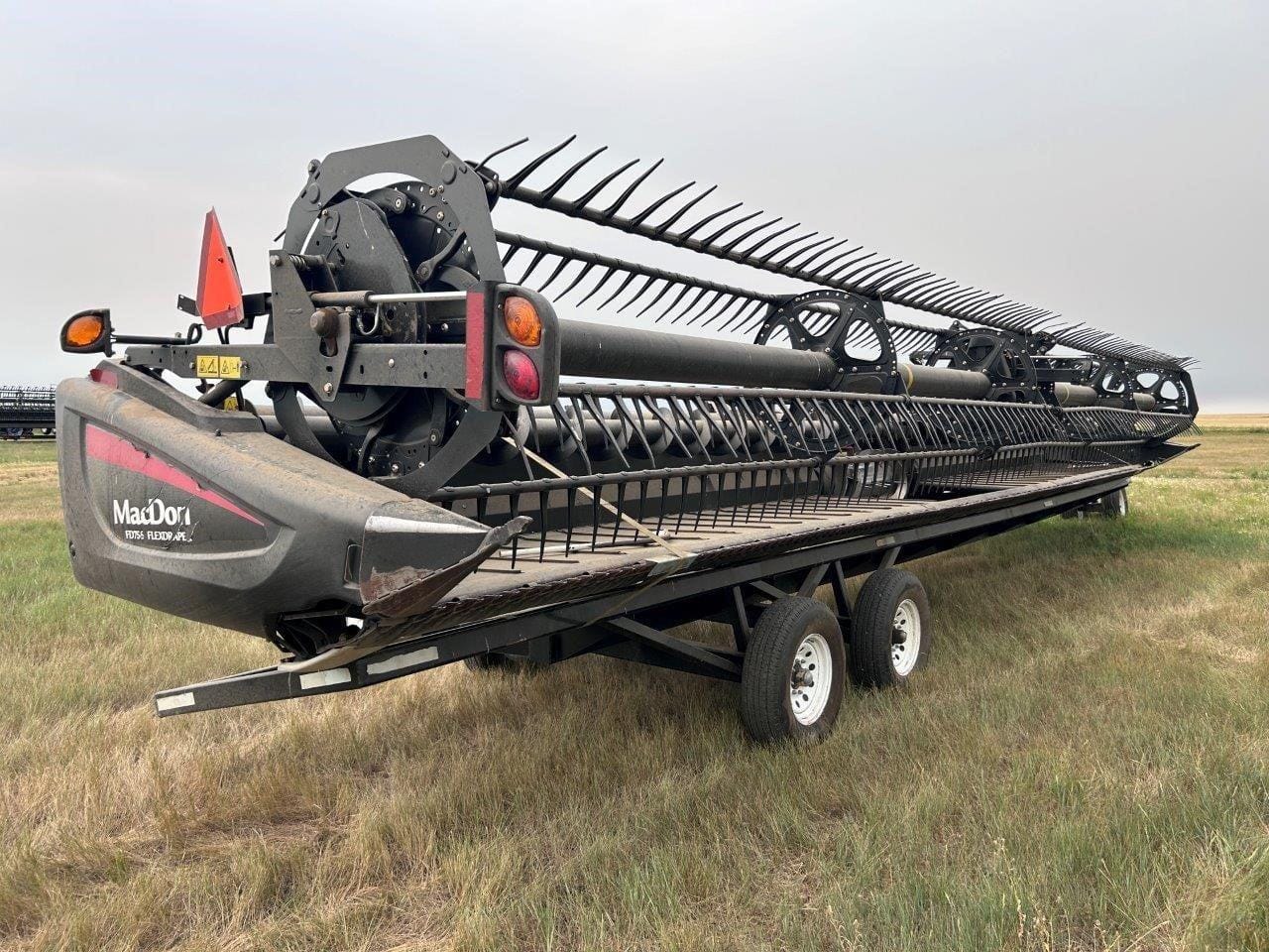 2014 MacDon FD75 Equipment Image0