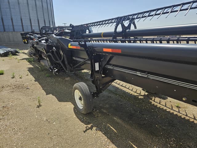 Image of MacDon FD75D equipment image 2