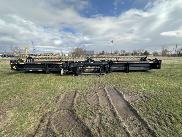 Image of MacDon FD75D equipment image 2