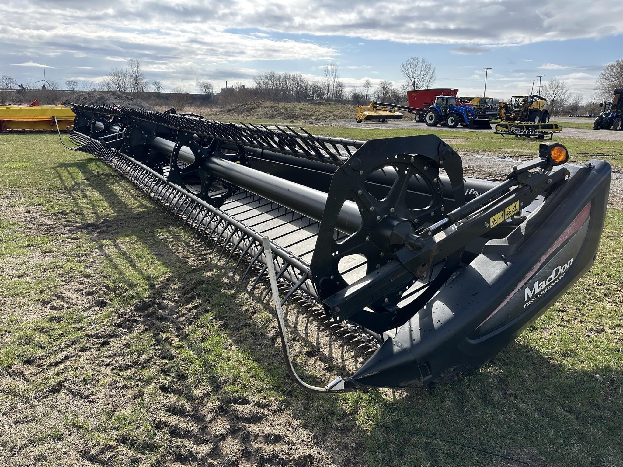 2014 MacDon FD75D Equipment Image0