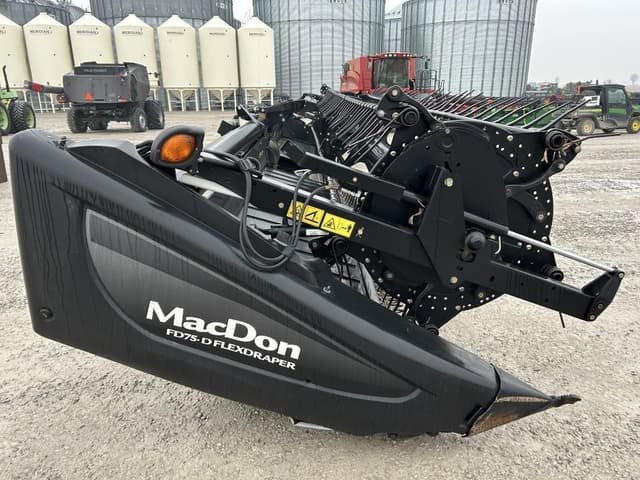 Image of MacDon FD75D equipment image 3